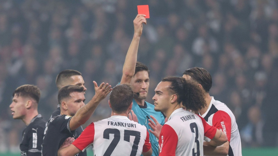 Wieder fliegt Theate: Frankfurt k&auml;mpft sich in Unterzahl weiter