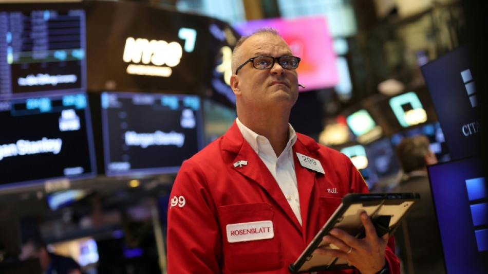 Wall Street ouvre en nette baisse, plomb&eacute;e par la chute d'Alphabet et Tesla