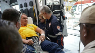 Bolsonaro dice que "se recupera" tras ser hospitalizado en Brasil