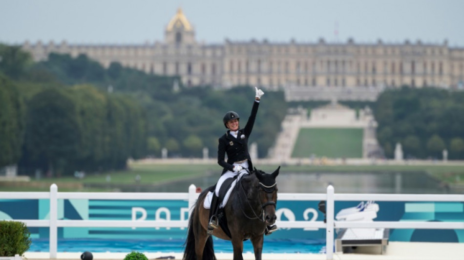 Sob holofotes dos esc&acirc;ndalos, centro equestre protege cavalos do calor em Versalhes 
