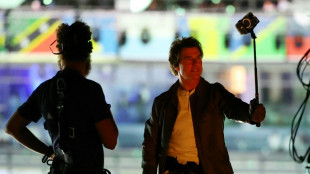 La estrella de Hollywood Tom Cruise actúa en la ceremonia de clausura de París-2024