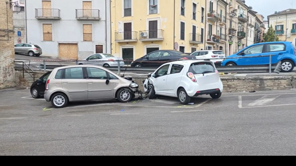 Auto travolge manifestanti 25 aprile a Lanciano, un morto