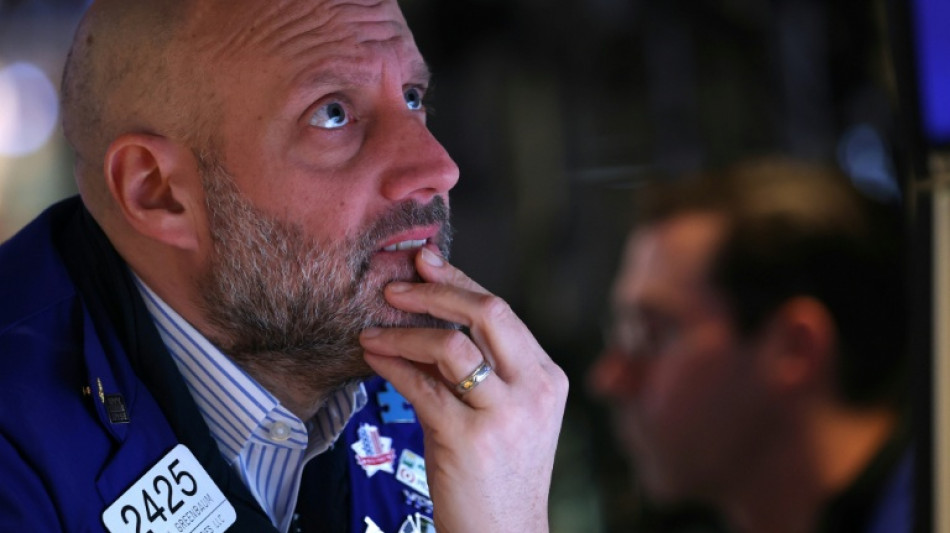 Wall Street frein&eacute;e par des indicateurs &eacute;conomiques d&eacute;cevants