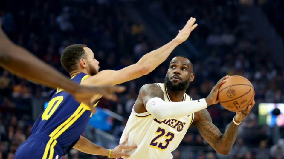 LeBron James (Lakers) gana un &eacute;pico pulso a Curry (Warriors) en uno de los partidos del a&ntilde;o