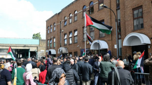 Missão palestina em Londres hasteia bandeira após reconhecimento do Estado palestino