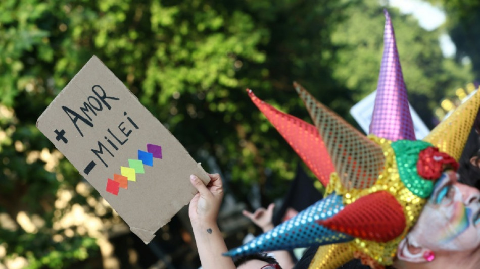 Milhares marcham na Argentina por direitos LGBTQ e contra políticas de Milei