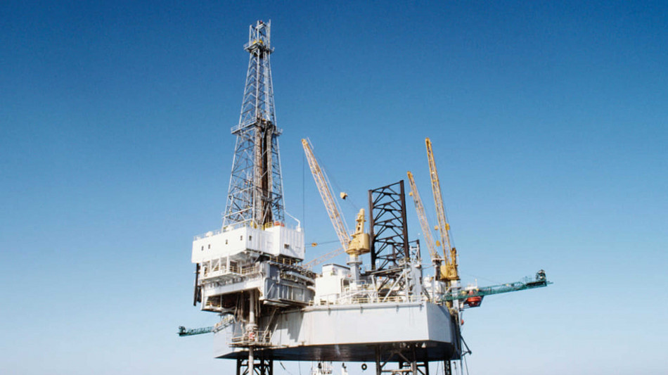 Il petrolio è in rialzo, Brent a 64,6 dollari al barile