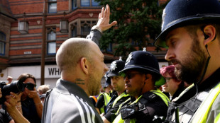 Manifestantes de extrema direita e policiais entram em confronto em v&aacute;rias cidades da Inglaterra