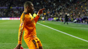 Real Madrid vence Valladolid (3-0) com hat-trick de Mbapp&eacute; e se isola na lideran&ccedil;a