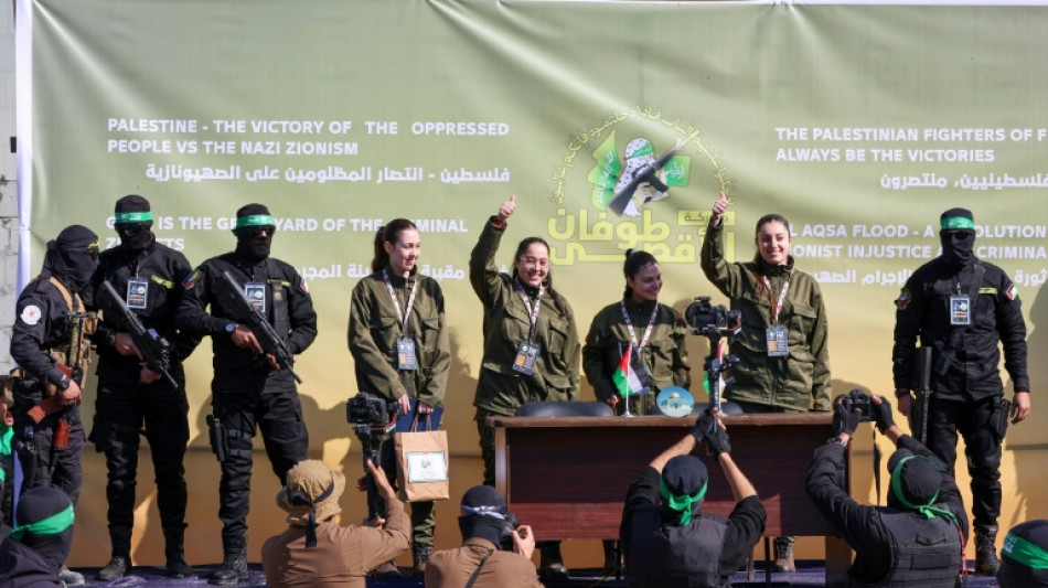 Hamas exibe ref&eacute;ns israelenses em cerim&ocirc;nia antes de sua liberta&ccedil;&atilde;o