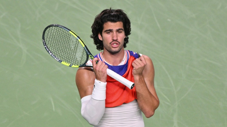 Alcaraz &eacute; eliminado em Xangai; Zverev garante terminar ano como n&uacute;mero 1 do mundo