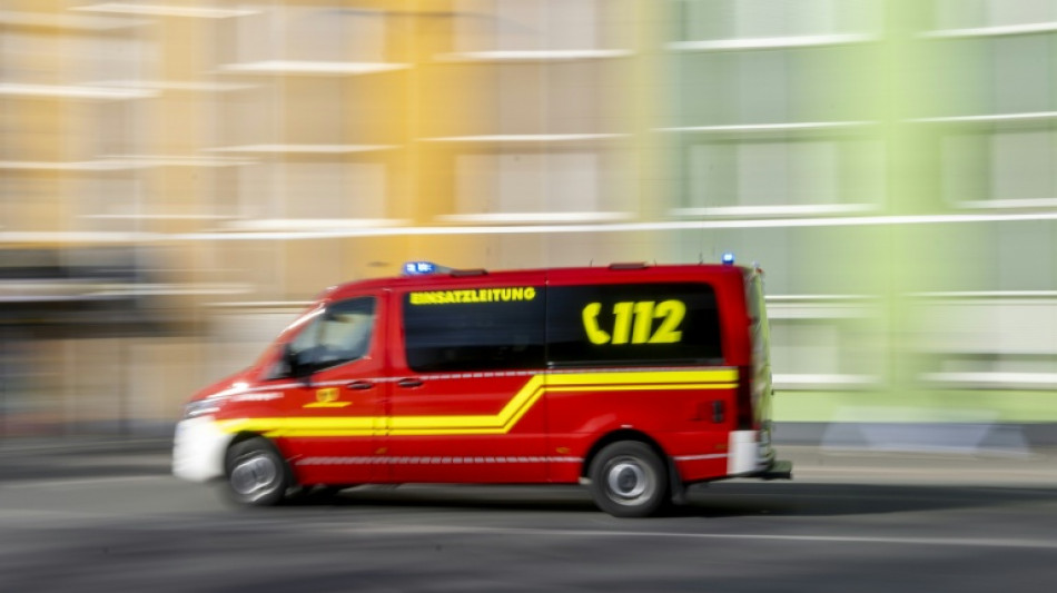 Angriff unter Clans: Auto f&auml;hrt in Niedersachsen in Menschengruppe
