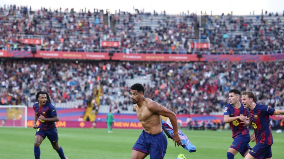 Barcelona vence Girona com gol no fim e assume liderança do Espanhol