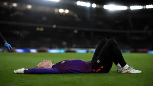 Safonov sofre choque no aquecimento, mas &eacute; liberado para defender o PSG