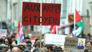 Manifestantes de esquerda protestam na Fran&ccedil;a contra novo primeiro-ministro