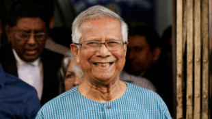 Nobel da Paz pede 'reconstru&ccedil;&atilde;o do pa&iacute;s' antes de voltar a Bangladesh como chefe de governo interino