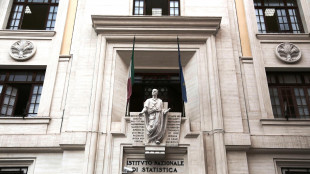 Sale fiducia delle imprese a novembre, gi&ugrave; per consumatori