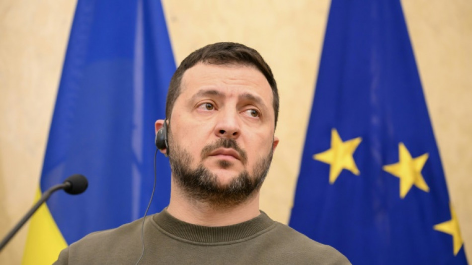 "Pausas" en el conflicto ayudar&iacute;an a Rusia, afirma Zelenski desde Estonia