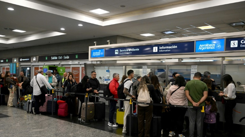 Governo argentino amea&ccedil;a ceder controle da Aerol&iacute;neas a empresas privadas para conter greve sindical