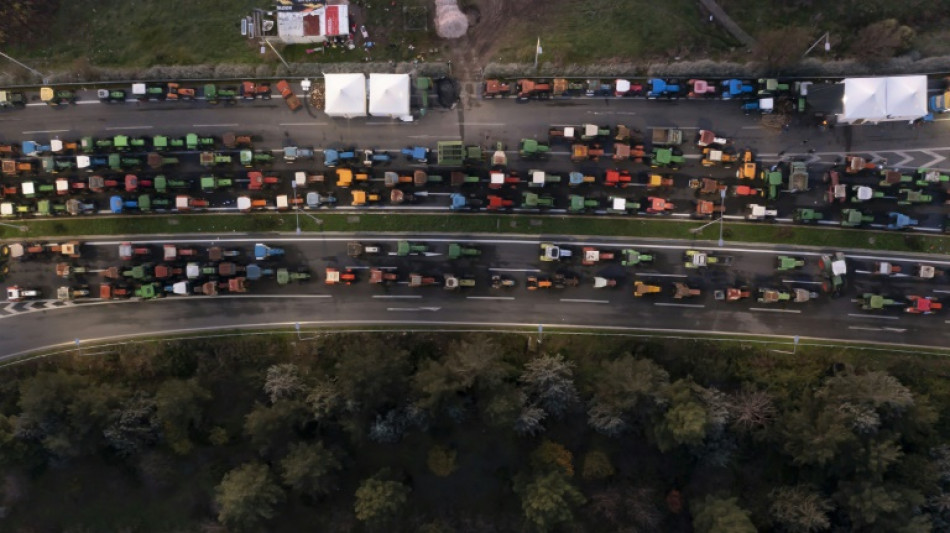 Greek govt in emergency meeting as farmers block central port