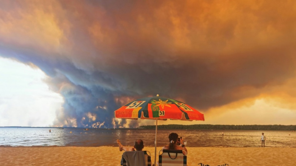 Incendies hors de contr&ocirc;le en France et en Espagne: plus de 160.000 &eacute;vacuations