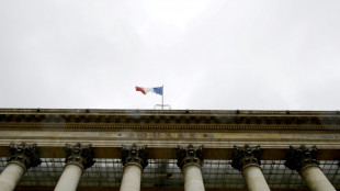 La Bourse de Paris termine en baisse, frein&eacute;e par une hausse des taux