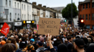 Milhares se manifestam contra racismo em v&aacute;rias cidades do Reino Unido