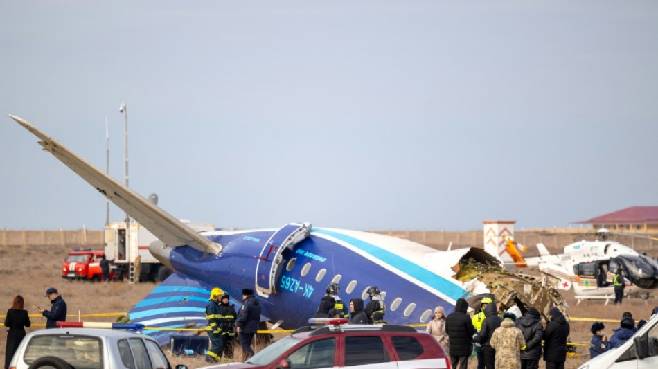 Crash d'avion au Kazakhstan: l'Az&eacute;rba&iuml;djan pleure ses morts, enqu&ecirc;te en cours