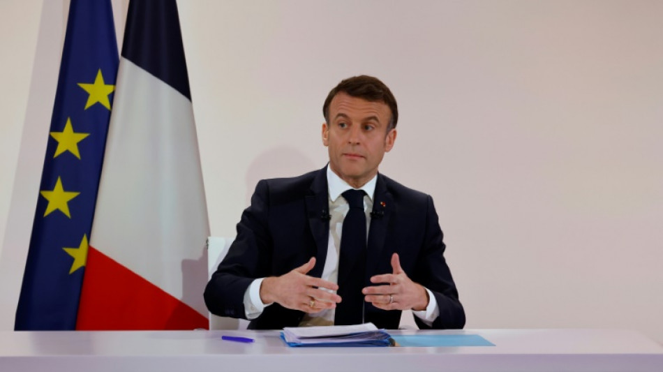 Macron will Bildschirmzeit f&uuml;r Kinder begrenzen und Schuluniformen einf&uuml;hren