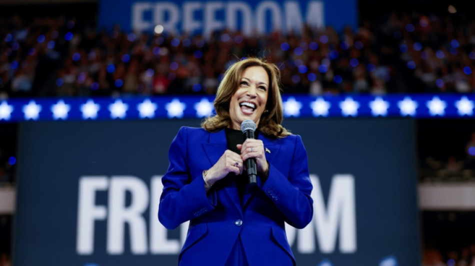 Delegados democratas indicam Kamala Harris em festa partid&aacute;ria