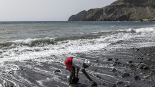 Au Cap-Vert, l'&icirc;le des femmes for&ccedil;ats du sable et des plages pill&eacute;es de leur or noir