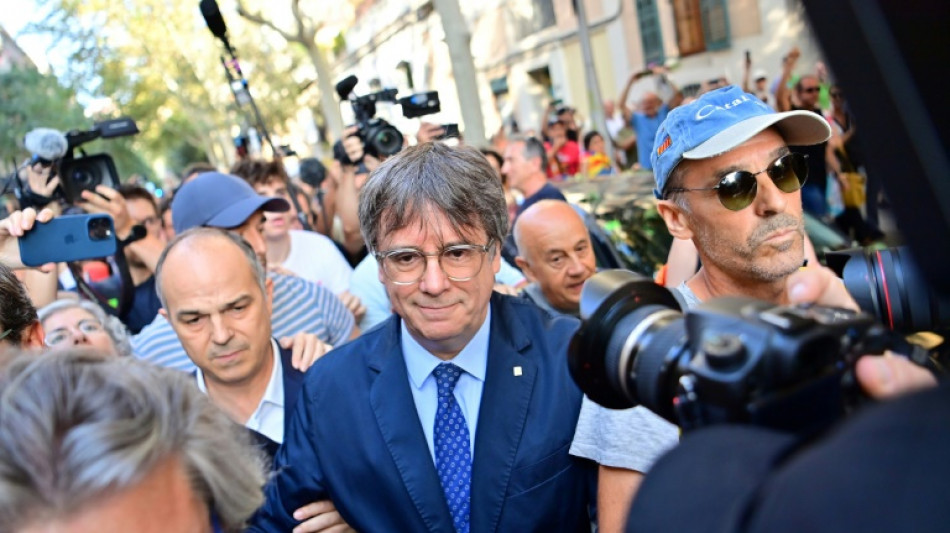 Separatista Carles Puigdemont reaparece brevemente na Espanha ap&oacute;s 7 anos, mas volta a fugir