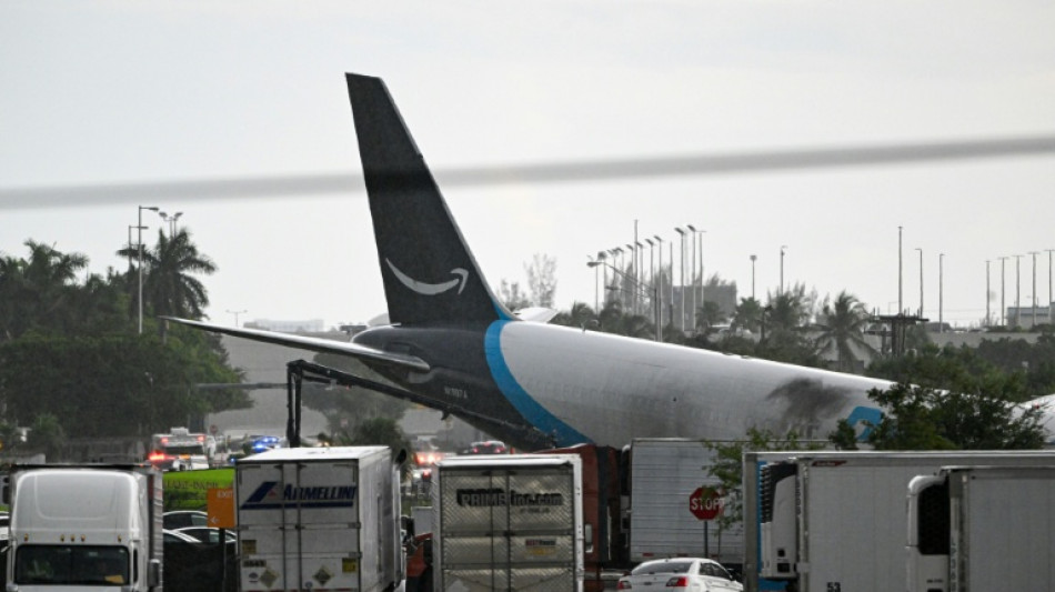 Avi&atilde;o de carga sai da pista e atinge ve&iacute;culos em Miami