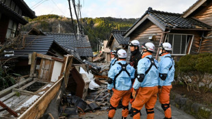 Chuva dificulta resgates ap&oacute;s terremoto que deixou 64 mortos no Jap&atilde;o