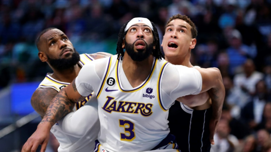 Lakers rally to top Mavericks, Bucks edge Suns for 14th straight win