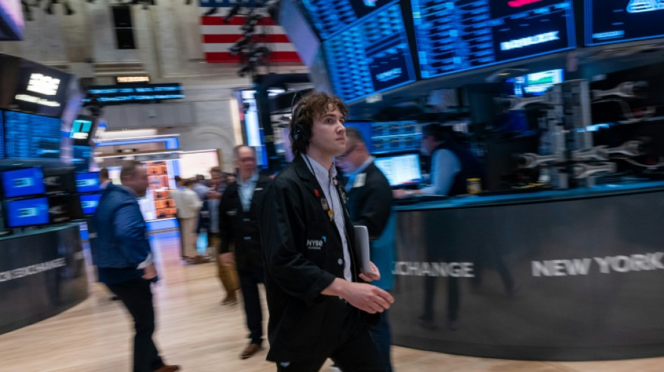 Wall Street termine en baisse, essouffl&eacute;e apr&egrave;s les records
