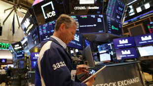 Wall Street profite de la chute du p&eacute;trole, mais les puces g&acirc;chent la f&ecirc;te