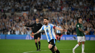 Argentina atropela Bol&iacute;via (6-0) com hat-trick de Messi e lidera Eliminat&oacute;rias