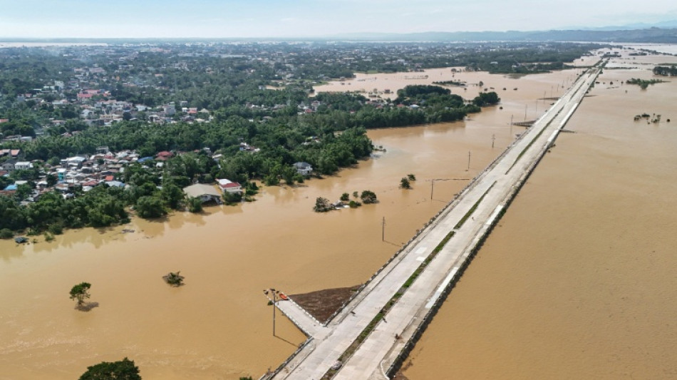 Filipinas se recupera de la devastaci&oacute;n por el tif&oacute;n que dej&oacute; 18 muertos