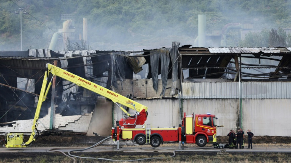 Francia confina a 30.000 personas tras incendio en almac&eacute;n de desechos industriales