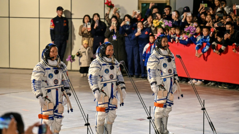 La fusée chinoise Longue Marche-2F décolle avec trois astronautes