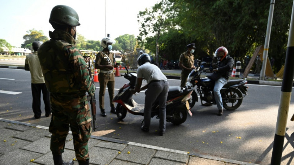 Soldados impiden manifestaci&oacute;n en Sri Lanka, que bloquea las redes sociales