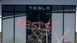 Homem é acusado por ataque a loja da Tesla nos EUA