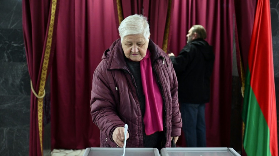 Lukashenko &eacute; reeleito presidente de Belarus com quase 90% dos votos