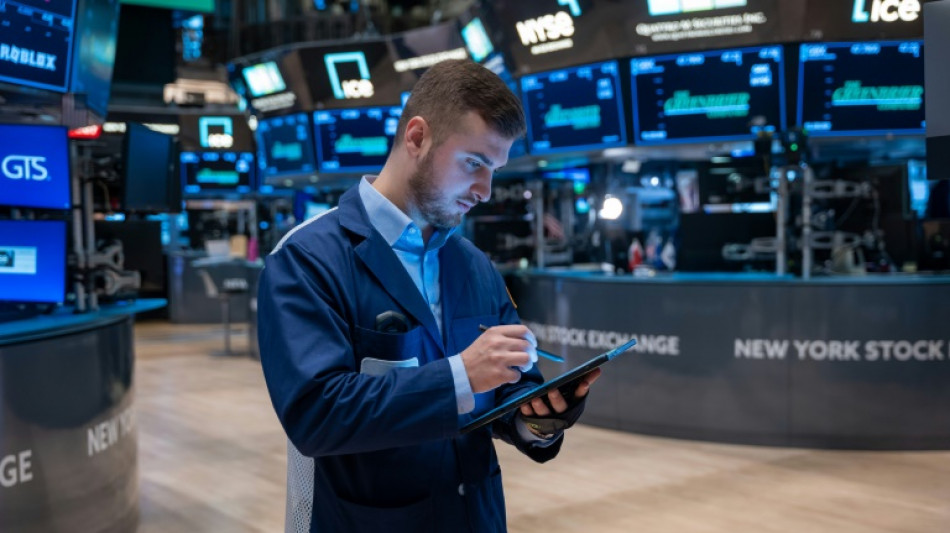 Wall Street termine en petite hausse une semaine agit&eacute;e