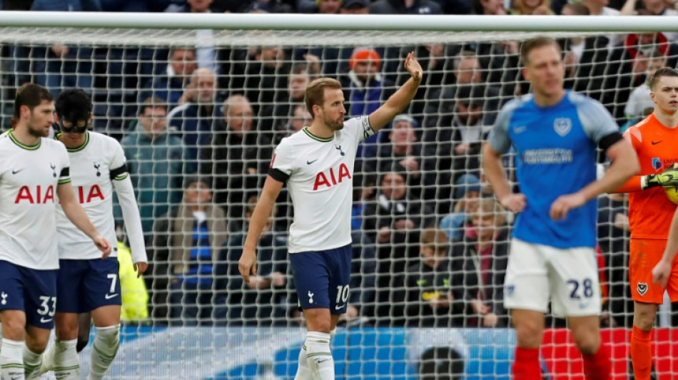 Kane fires Spurs into FA Cup fourth round