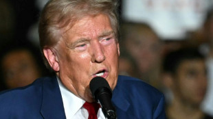 Trump est&aacute; 's&atilde;o e salvo' ap&oacute;s disparos em sua proximidade, diz campanha